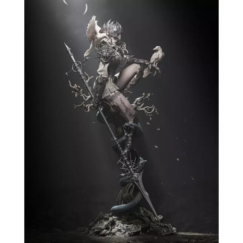 Lenora dans une posture spectaculaire, entourée de corbeaux blancs et d’un serpent gardien,