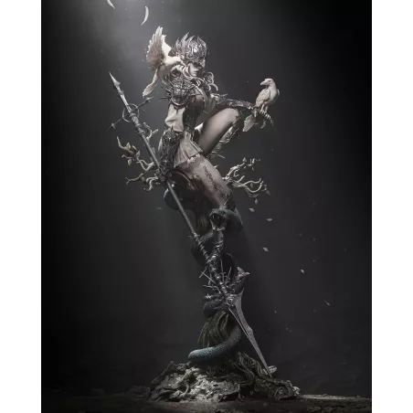 Lenora dans une posture spectaculaire, entourée de corbeaux blancs et d’un serpent gardien,
