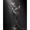 Lenora dans une posture spectaculaire, entourée de corbeaux blancs et d’un serpent gardien,