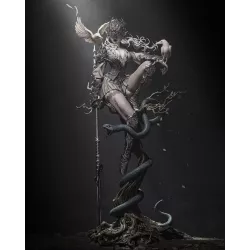 Présentation complète de la figurine Lenora, reine des corbeaux, entre mystère, puissance et symbolisme sacré.
