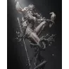 La figurine dans toute sa verticalité, avec sa lance, ses ornements d’armure et sa composition dynamique