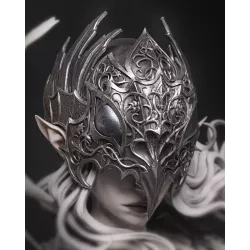 Gros plan sur le masque de Lenora, orné de motifs gothiques finement sculptés et d’un heaume métallique aux lignes majestueuses.
