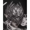 Gros plan sur le masque de Lenora, orné de motifs gothiques finement sculptés et d’un heaume métallique aux lignes majestueuses.