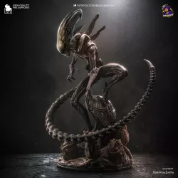 Le xénomorphe se dresse sur un socle organique, dans une pose tendue et menaçante qui met en valeur sa silhouette emblématique.