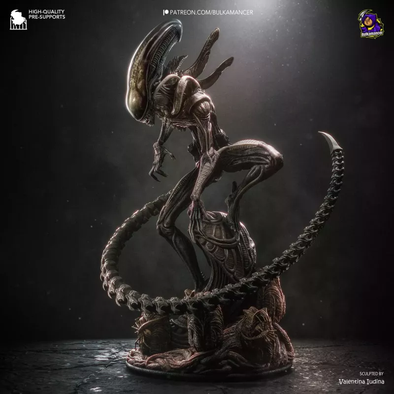 Le xénomorphe se dresse sur un socle organique, dans une pose tendue et menaçante qui met en valeur sa silhouette emblématique.