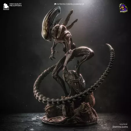 Le xénomorphe se dresse sur un socle organique, dans une pose tendue et menaçante qui met en valeur sa silhouette emblématique.