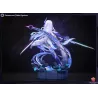 Vue arrière de la figurine, mettant en valeur la longue chevelure, la pose dynamique et l’arche cosmique.