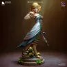 Vue de face de la figurine Zelda, mettant en valeur la finesse de la sculpture et l’élégance de sa tenue.