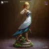 Vue trois-quarts de Zelda, idéale pour apprécier les détails de la robe et la silhouette de la pièce.