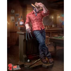 Vue d’ensemble de Logan dans une pose décontractée, appuyé sur un comptoir de saloon,