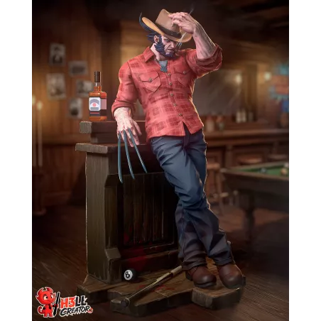 Vue d’ensemble de Logan dans une pose décontractée, appuyé sur un comptoir de saloon,