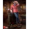 Vue d’ensemble de Logan dans une pose décontractée, appuyé sur un comptoir de saloon,