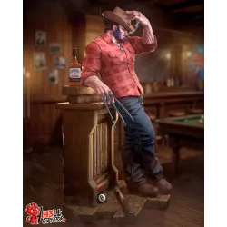 Logan adopte une pose pleine de caractère, vêtu de sa chemise rouge à carreaux, de son pantalon sombre et de ses bottes