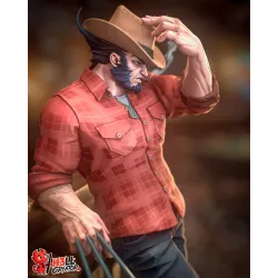 cette vue met en valeur la silhouette du personnage, les détails de sa tenue western et les griffes métalliques