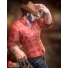 cette vue met en valeur la silhouette du personnage, les détails de sa tenue western et les griffes métalliques