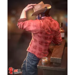 Vue arrière de la figurine présentant les plis de la chemise, la coupe du pantalon, le chapeau
