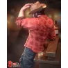 Vue arrière de la figurine présentant les plis de la chemise, la coupe du pantalon, le chapeau