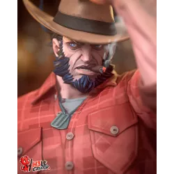 Gros plan sur le visage de Logan, ses favoris, sa barbe, son expression intense, son cigare