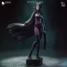 La figurine de Re-L Mayer dans une pose dynamique, tenant son arme futuriste tandis que son manteau est emporté par le vent.