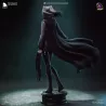 Vue arrière de la figurine montrant l’ampleur du manteau, ses plis détaillés et la posture complète du personnage.