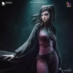 Gros plan sur le visage, le corset violet et les détails sculptés du haut de la tenue de Re-L Mayer.