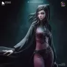 Gros plan sur le visage, le corset violet et les détails sculptés du haut de la tenue de Re-L Mayer.