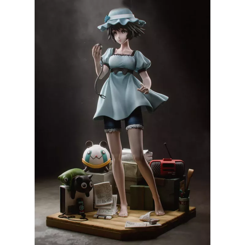 Vue principale de la figurine de Mayuri Shiina, représentée au cœur d’un diorama rétro inspiré de Steins;Gate.