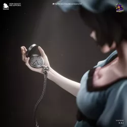Gros plan sur Mayuri Shiina tenant une montre à gousset, un accessoire qui rappelle les thèmes du temps