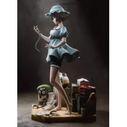 Vue de profil mettant en valeur la silhouette élancée, les plis de la robe et la composition détaillée du décor.