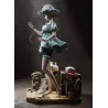 Vue de profil mettant en valeur la silhouette élancée, les plis de la robe et la composition détaillée du décor.