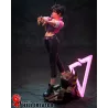 Invisigal, vue de profil avant, mettant en valeur sa veste rose courte, son pantalon noir et son attitude nonchalante.