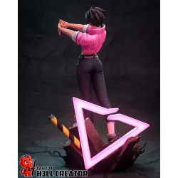 Vue arrière de la figurine, révélant les plis de la veste courte, les poches du pantalon et le symbole néon rose du socle.