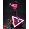 Vue arrière de la figurine, révélant les plis de la veste courte, les poches du pantalon et le symbole néon rose du socle.