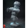 Buste nvisigal, vu de profil, mettant en évidence la coiffure, le col de la veste et la position des bras.