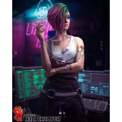 Judy Alvarez en tenue cyberpunk, cigarette à la main, devant une station informatique illuminée par des néons verts et magenta