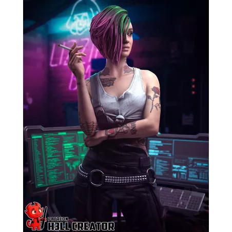 Judy Alvarez en tenue cyberpunk, cigarette à la main, devant une station informatique illuminée par des néons verts et magenta