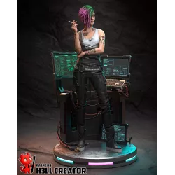 Vue en pied de la figurine, installée sur son socle futuriste au cœur d’un poste de commande technologique.