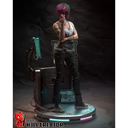 Vue arrière de la figurine, mettant en évidence les tatouages de la nuque, la sangle dorsale et les câbles de la console.