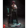 Vue arrière de la figurine, mettant en évidence les tatouages de la nuque, la sangle dorsale et les câbles de la console.