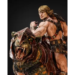 Dos de la figurine montrant l’armure, le bouclier et l’épée de He-Man