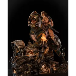 He-Man chevauche Battle Cat dans une pose de combat spectaculaire, prêt à affronter les forces des ténèbres