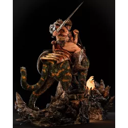 Profil de la scène mettant en valeur la musculature de He-Man, l’armure de Battle Cat et les détails du socle