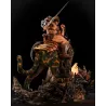 Profil de la scène mettant en valeur la musculature de He-Man, l’armure de Battle Cat et les détails du socle