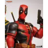 Figurine à peindre Deadpool  – gros plan sur le buste montrant le costume rouge et noir, les sangles tactiques et la ceinture