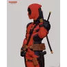 Profil de la figurine Deadpool : on distingue les volumes du costume, les fourreaux de katanas et les holsters