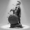 Vue de profil, bouclier hoplite criblé de flèches, détail du casque à crête spartiate.