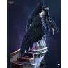 Ailes noires déployées et drapé de la robe en mouvement.