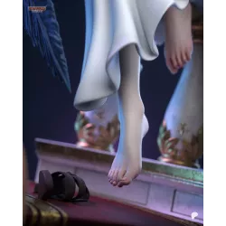 Zoom sur le pied nu suspendu et les sandales délaissées sur les marches, un clin d'œil narratif