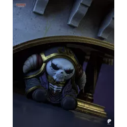 Détail humoristique : un Death Knight miniature de Nazarick glissé sous l'escalier, easter egg pour les fans d'Overlord.