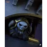 Détail humoristique : un Death Knight miniature de Nazarick glissé sous l'escalier, easter egg pour les fans d'Overlord.